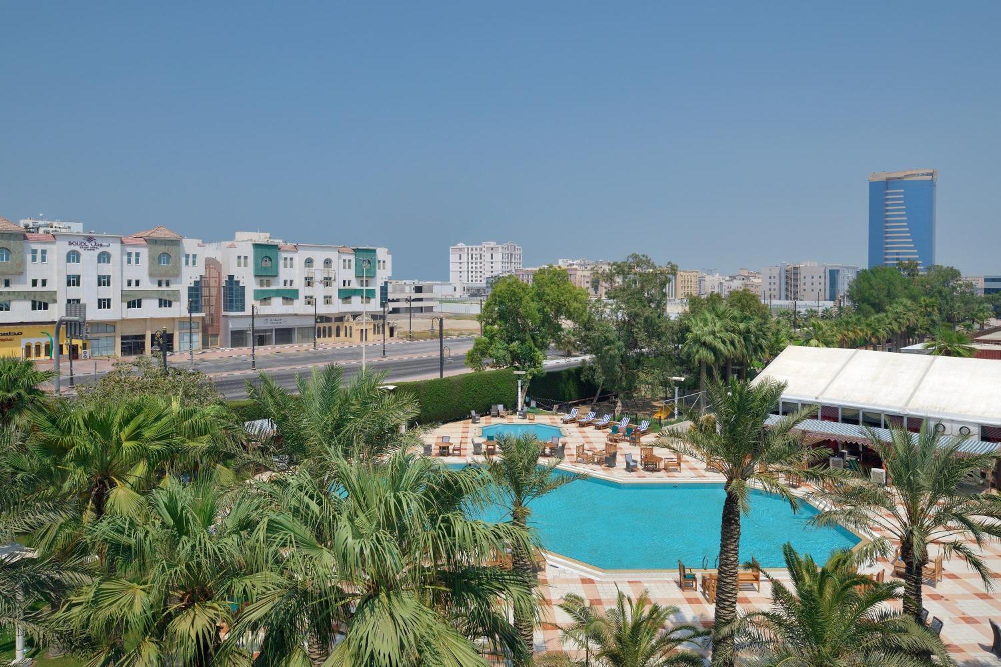 Sheraton Dammam Hotel & Convention Centre Zewnętrze zdjęcie A view of the pool at Jumeirah Lakes Towers